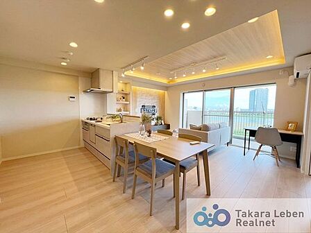 家族が集まる場所だからこそ、採光と通風を確保した心地よいリビングとなっております。自然と家族皆が揃い、笑顔が溢れる場となりそうです。