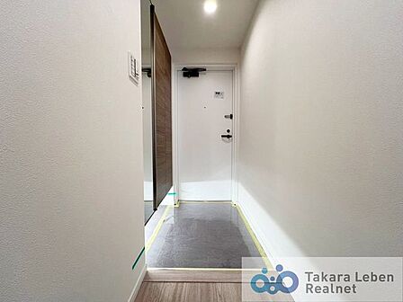 明るさを感じられる玄関は、毎日の出入りがしやすい空間。来客時にも落ち着いた印象を与えます。