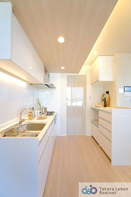 嬉しい3口コンロ。ビルトイン食器洗浄機の為場所を取らず忙しい朝も快適になります。また、収納はスライド式の為、奥にしまい込んだ調理器具等の取り出しもスムーズに行えるため、調理がはかどりますね。