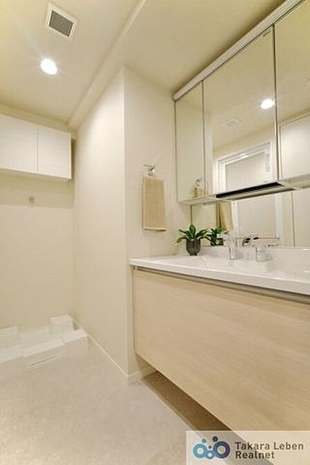 明るくすっきりとした印象の洗面脱衣所。洗濯機置場も確保されており、家事動線がスムーズなのも嬉しいポイントです。
