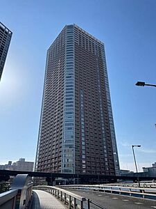 外観：陽光を浴び照らされた美しい煌めきのフォルムが、周りの風景に馴染みながらも存在感を際立たせております。もちろん、その中にもどこか優しさを感じさせるカラーを採用し、住まう人を優しく包み込みます。