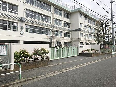 世田谷区立上祖師谷中学校 徒歩5分。 350m