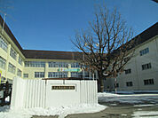 小学校「帯広市立柏小学校まで728m」