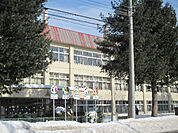 小学校「帯広市立西小学校まで2140m」