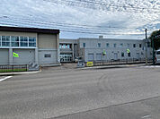 小学校「池田町立池田小学校まで628m」