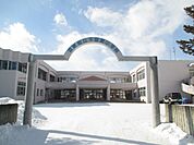 小学校「音更町立下音更小学校まで903m」