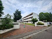 小学校「帯広市立森の里小学校まで747m」