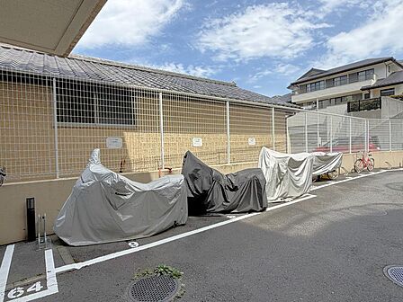 ミニバイク置き場は平置き式屋外10区画(2026.8.6現在空き無し)