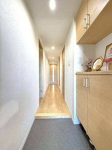玄関から廊下に至る建具は色調も統一され一体感のある造りです