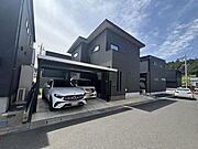 【駐車3台可能！来客時も安心のゆとりある住まい】