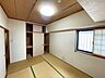 和室：LDKの隣にある和室6帖は、子どもの遊び場や来客時の客間として使いやすく、押入付きで空間をすっきり整えられる多用途な一室です。