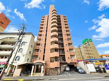 近鉄名古屋線「近鉄四日市」駅まで徒歩約13分!周辺環境が充実しており、買い物や外出がしやすい便利な立地。