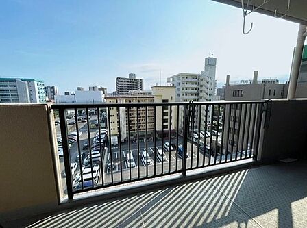 心地よい眺望が広がる開放的な住空間です。