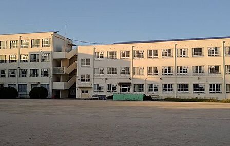 名古屋市立明治小学校通学路も平坦で、低学年のお子様でも安心して登下校できます。地域密着型の教育環境が整っており、子育て世帯に嬉しい条件が揃っています。 480m