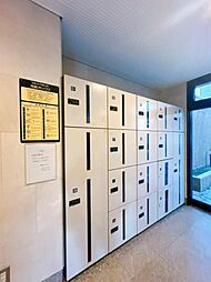 【宅配ボックス】宅配ボックスの写真です。大小さまざまな宅配ボックスがあり、不在の際もこちらのボックスでお荷物を受け取ることができる便利な設備となっております。