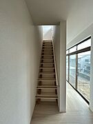 【リフォーム済】階段です。手すり新設、床クッションフロア張り、ノンスリップ新設を行いました。