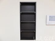壁に収納棚あり