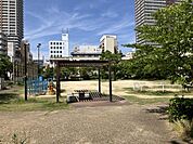  開明中公園まで徒歩2分この周辺には尼崎市役所開明庁舎があります。開明町は尼崎駅前のにぎわいと寺院が点在する落ち着いた街並みが共存するエリアで昔ながらのお店も残り下町の雰囲気が感じられます。