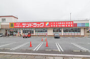 サンドラッグ伊勢崎境店 957m