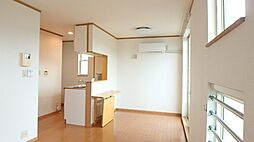 メゾン アムール 2階1LDKのリビング/ダイニング