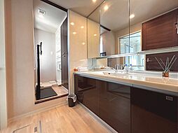 1500mmサイズの洗面台。物が置けるスペースも大きく確保され、使い勝手のいい洗面台です。洗面室奥には洗濯機置き場、リネン庫が設けられており、収納豊富です。