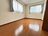 洋室：明るい日差しが心地よいお部屋は、どんな家具にも合わせやすいナチュラルな内装です。