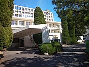 病院「塩田病院まで1072ｍ」