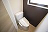 トイレ：トイレも新調されています！この度下水道に接続されて衛生面・金銭面どちらも優しいです！- ダーク系のアクセント壁が上質感を演出、白い便器とのコントラストが美しく、空間が引き締まっています