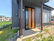 屋根のある玄関で雨の日も安心です！玄関周りにもちょっとしたスペースがあるので、物置なども置くことができます！(2026年5月撮影)※リフォーム後写真