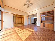 ソファなどの大き目の家具を置いてもゆとりある広さのリビングです！続き間の和室もあるので来客時でもゆったりくつろげます！(2026年3月撮影)※リフォーム前写真
