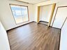 室内：■2階東側用洋室■たっぷりしまえる収納付き♪バルコニーに出入りできるのでお布団を干す際も楽ちんです！(2026年7月撮影)※リフォーム後写真