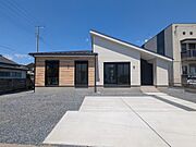 【外観】3LDK平屋＆駐車2台可能！敷地85坪以上！ご家族のお車の駐車スペースも完備(^^)/