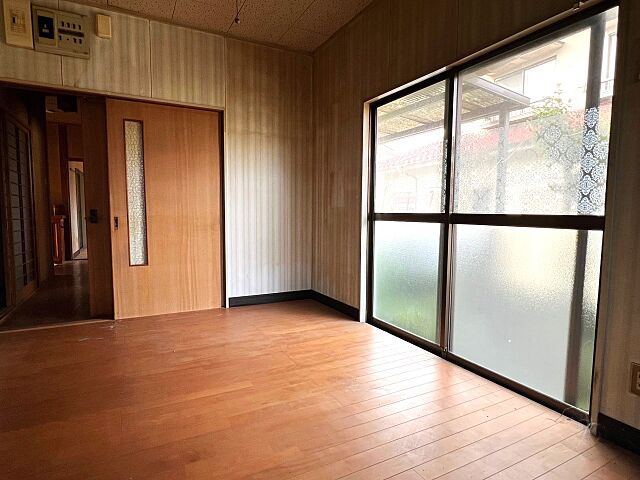 室内 飯塚市上三緒