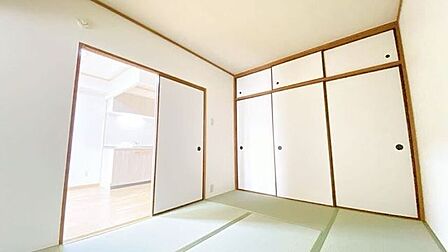 リビング横の和室スペースは休憩したり、お子様の安全な遊びスペースとしても使えます◎