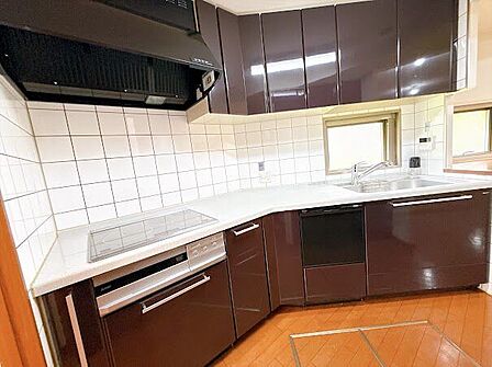大きなシンクと調理台で、キッチンでの作業がはかどります♪
