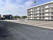 敷地内の平面駐車場は出し入れしやすく、駐車が苦手な方にも安心。2台駐車可能でファミリーにも嬉しい設備です。