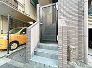 共用部の階段です。明るく清潔に管理されています。