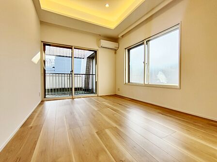 リビングに隣接する居室。引き戸を開け放てば2部屋が一体となり広々と。快適空間が生まれることで、家族が集まりやすくなります。