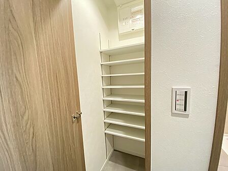 家電やスーツケース、ストック品など何でも片付く嬉しい空間です。