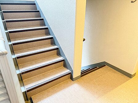 共用部の階段です。明るく清潔に管理されています。
