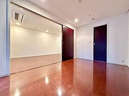 清かで艶やかな時間をもたらしてくれる室内です。