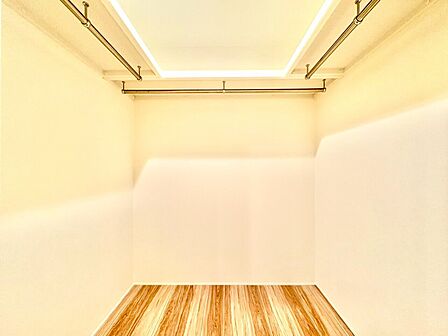 家電やスーツケース、ストック品など何でも片付く嬉しい空間です。