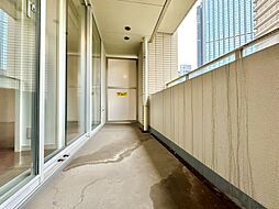 朝の澄んだ空気や、夕方に吹く清々しい風を感じられるバルコニー。