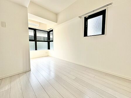 清かで艶やかな時間をもたらしてくれる室内です。