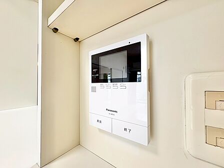 誰が来てもわかる様にモニター付きインターホンを設置。