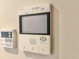 誰が来てもわかる様にモニター付きインターホンを設置。