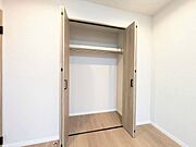 家電やスーツケース、ストック品など何でも片付く嬉しい空間です。