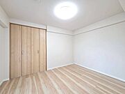 清かで艶やかな時間をもたらしてくれる室内です。