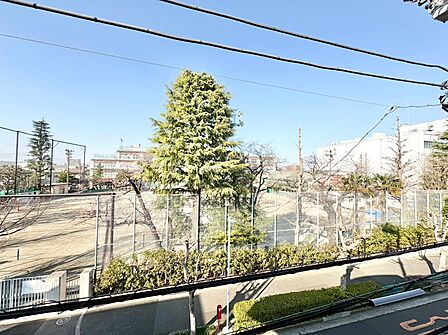 陽当たり・通風・開放感に恵まれた環境です。