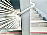 設備：共用部の階段です。明るく清潔に管理されています。